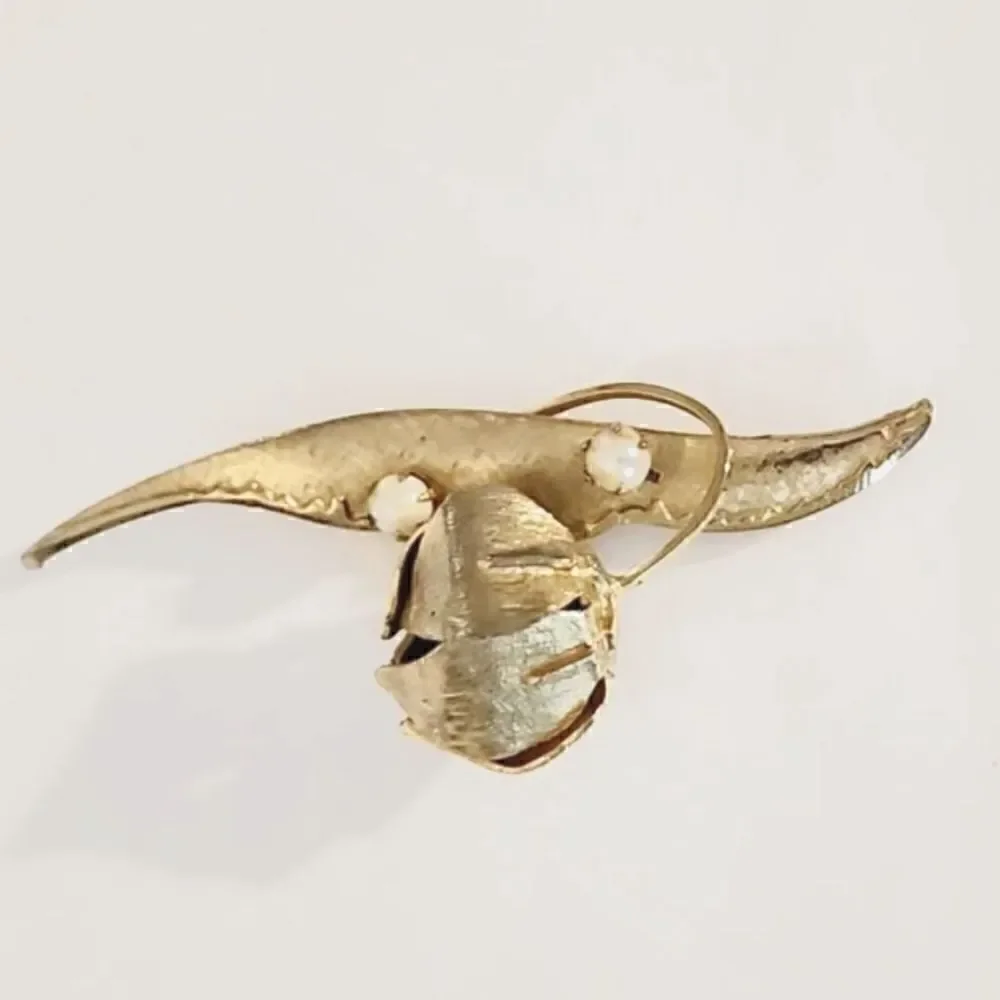 Vintage gold pearl  flower brooch